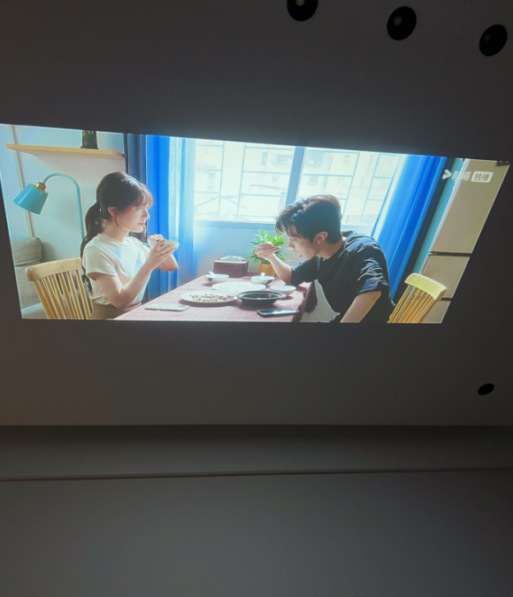 推荐租房首选大眼橙C1D高亮版投影仪AG真人2024高性价比卧室投影仪(图10)
